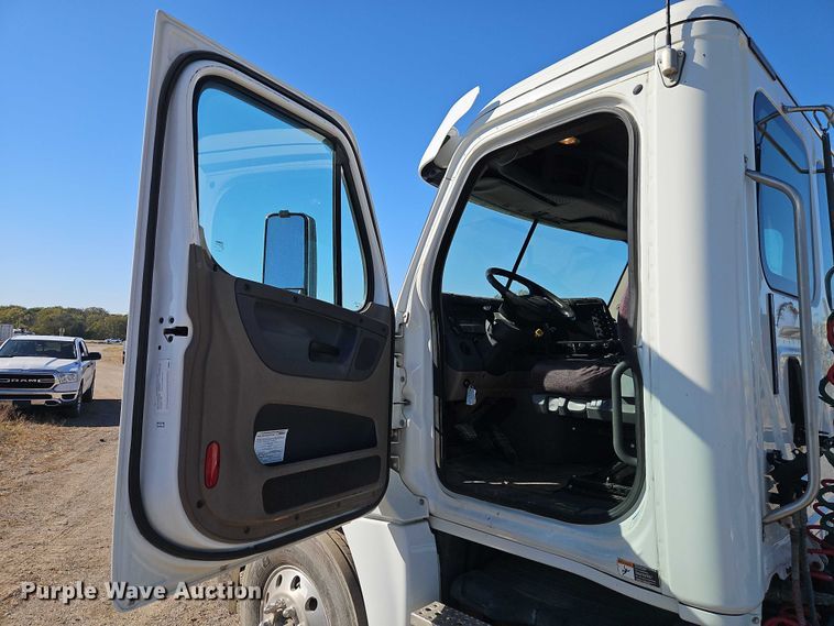 image for item EO4720 2017 Freightliner Cascadia semi truck