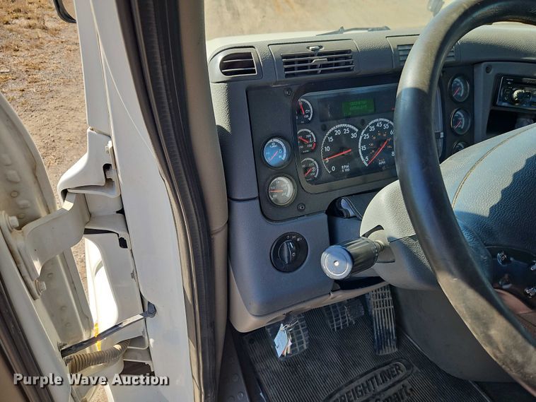 image for item EO4720 2017 Freightliner Cascadia semi truck