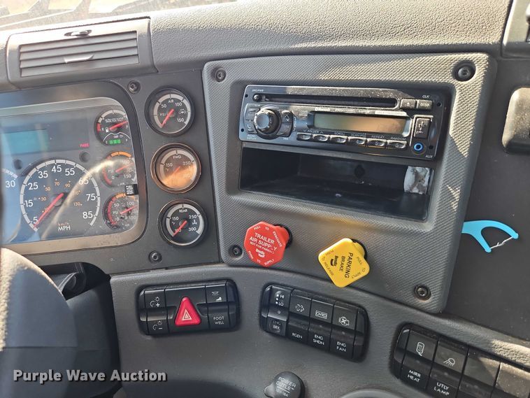 image for item EO4720 2017 Freightliner Cascadia semi truck