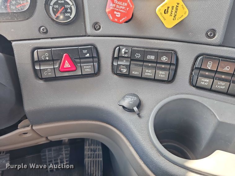 image for item EO4720 2017 Freightliner Cascadia semi truck