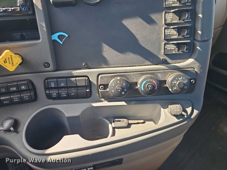 image for item EO4720 2017 Freightliner Cascadia semi truck