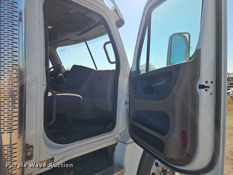 image for item EO4720 2017 Freightliner Cascadia semi truck