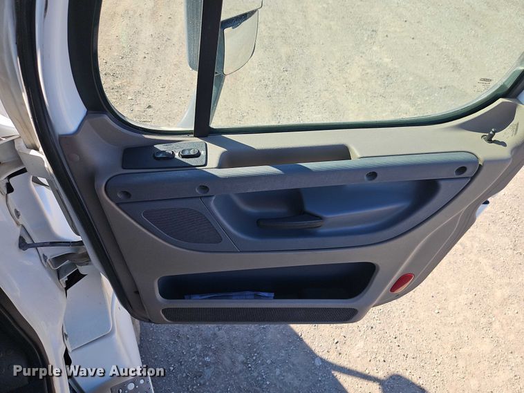 image for item EO4720 2017 Freightliner Cascadia semi truck