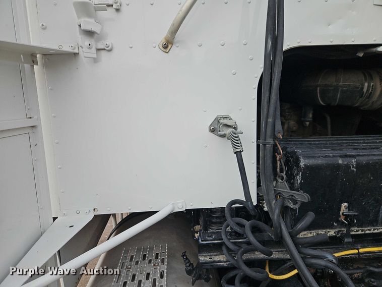 image for item EO4743 1987 International COF-9670 semi truck