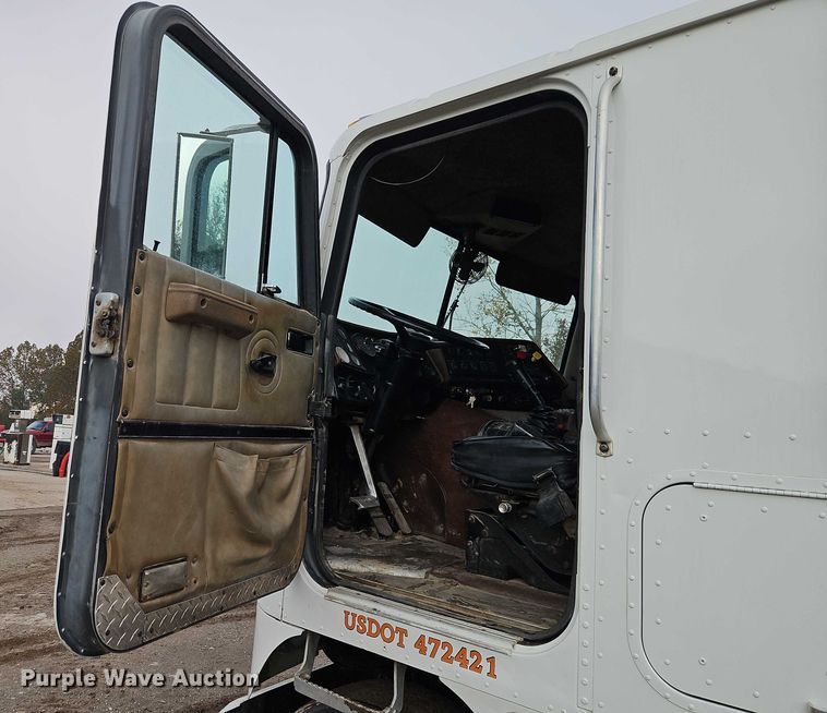 image for item EO4743 1987 International COF-9670 semi truck