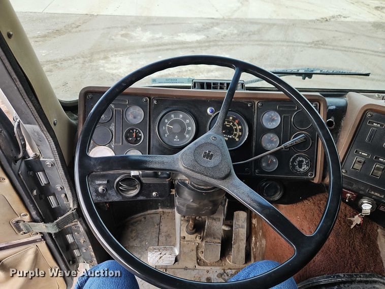 image for item EO4743 1987 International COF-9670 semi truck