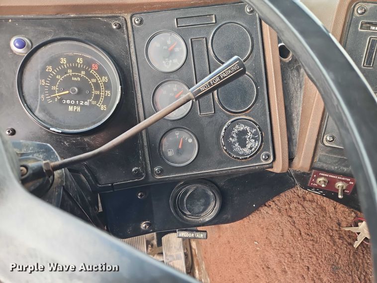 image for item EO4743 1987 International COF-9670 semi truck