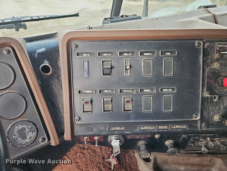 image for item EO4743 1987 International COF-9670 semi truck