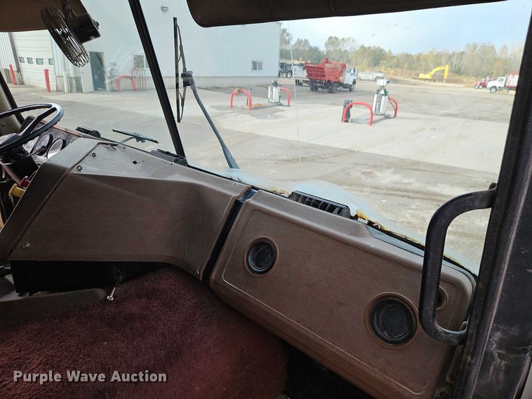 image for item EO4743 1987 International COF-9670 semi truck