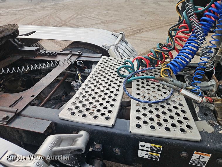 image for item EO4744 2006 Kenworth T600 semi truck