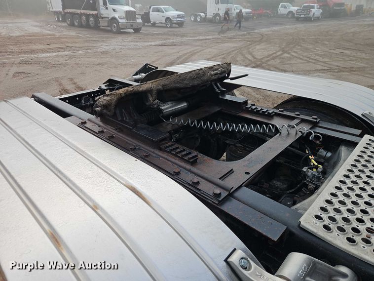 image for item EO4744 2006 Kenworth T600 semi truck