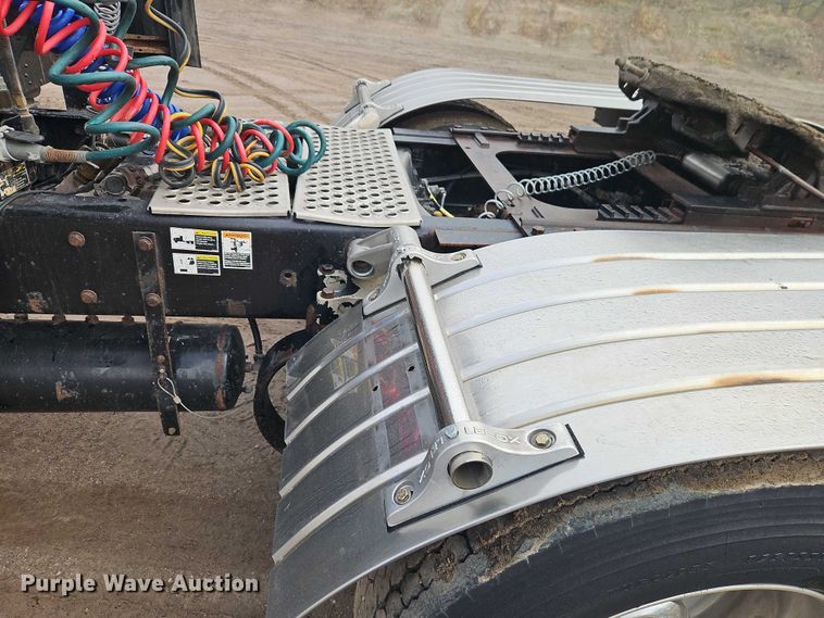 image for item EO4744 2006 Kenworth T600 semi truck