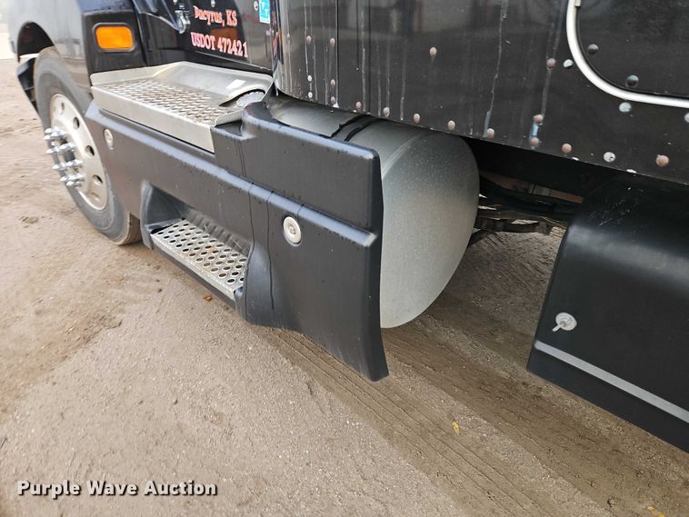 image for item EO4744 2006 Kenworth T600 semi truck