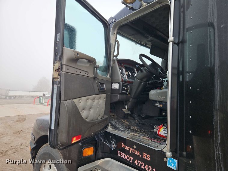 image for item EO4744 2006 Kenworth T600 semi truck