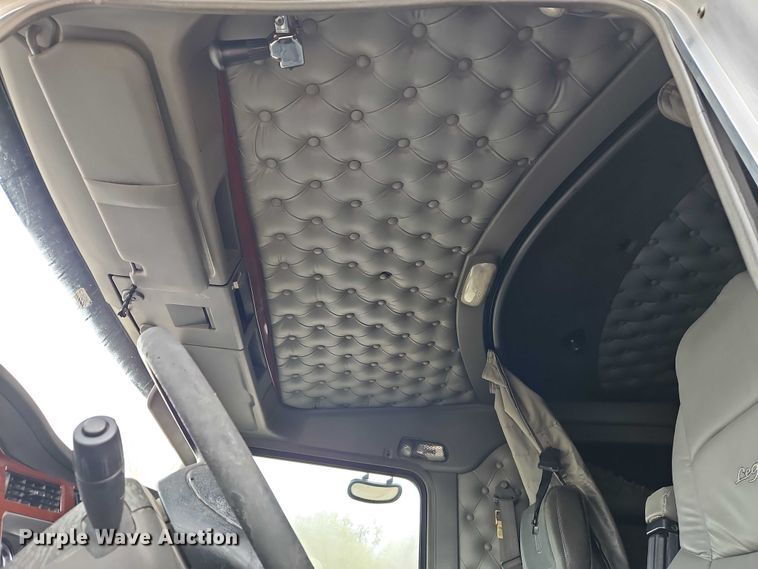 image for item EO4744 2006 Kenworth T600 semi truck