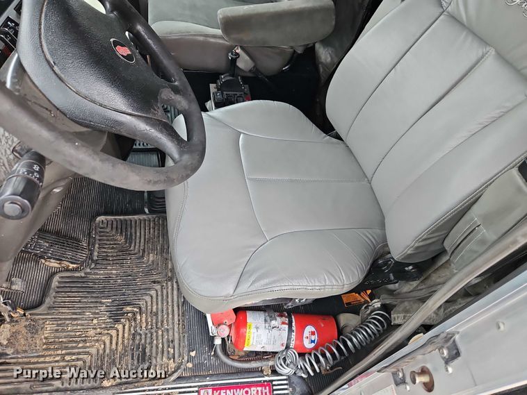 image for item EO4744 2006 Kenworth T600 semi truck