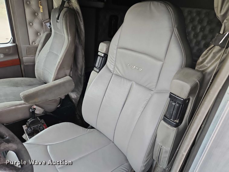 image for item EO4744 2006 Kenworth T600 semi truck