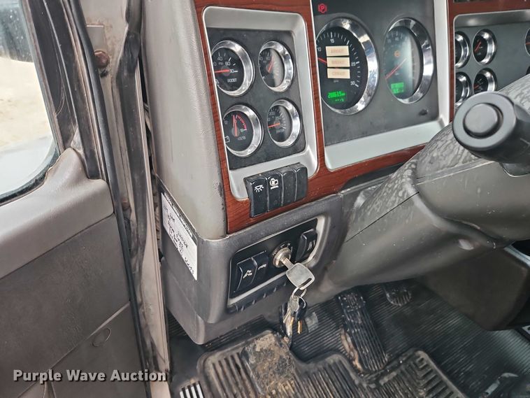 image for item EO4744 2006 Kenworth T600 semi truck