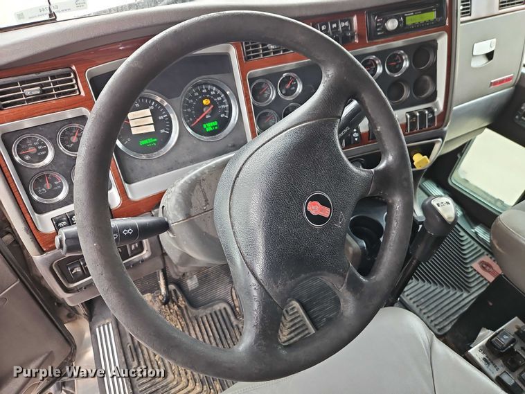 image for item EO4744 2006 Kenworth T600 semi truck