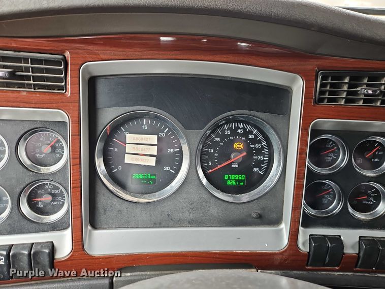 image for item EO4744 2006 Kenworth T600 semi truck