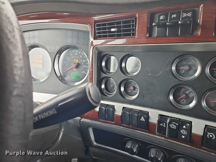 image for item EO4744 2006 Kenworth T600 semi truck