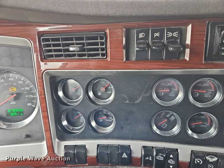 image for item EO4744 2006 Kenworth T600 semi truck