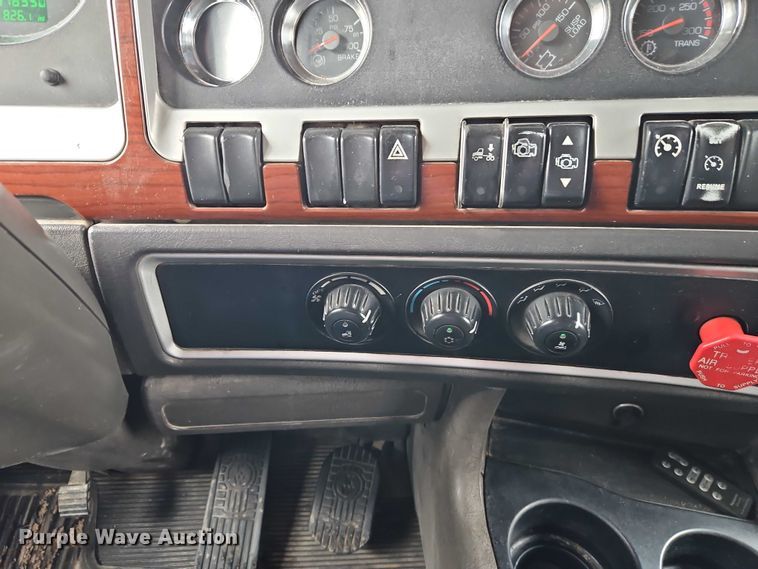 image for item EO4744 2006 Kenworth T600 semi truck