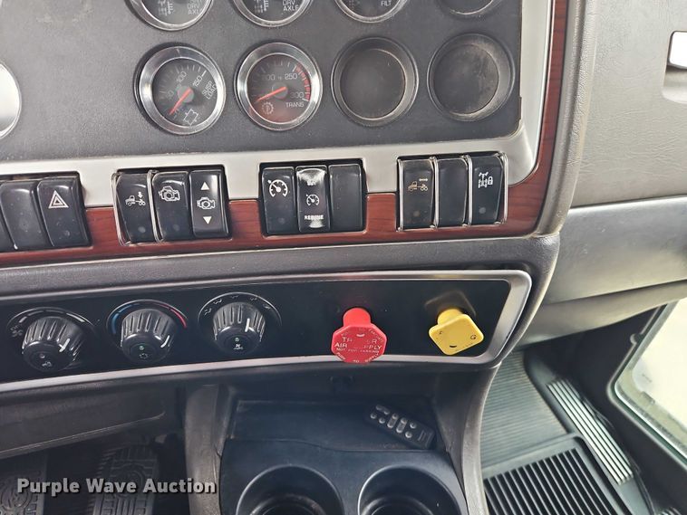 image for item EO4744 2006 Kenworth T600 semi truck