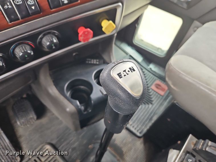 image for item EO4744 2006 Kenworth T600 semi truck