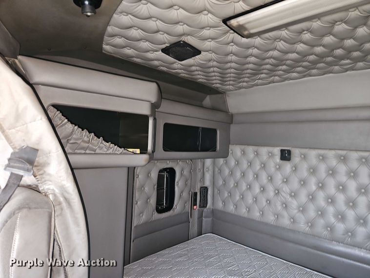 image for item EO4744 2006 Kenworth T600 semi truck