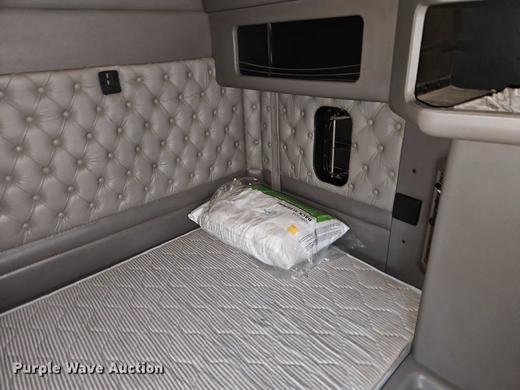 image for item EO4744 2006 Kenworth T600 semi truck