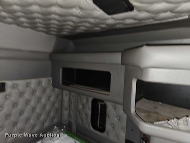 image for item EO4744 2006 Kenworth T600 semi truck