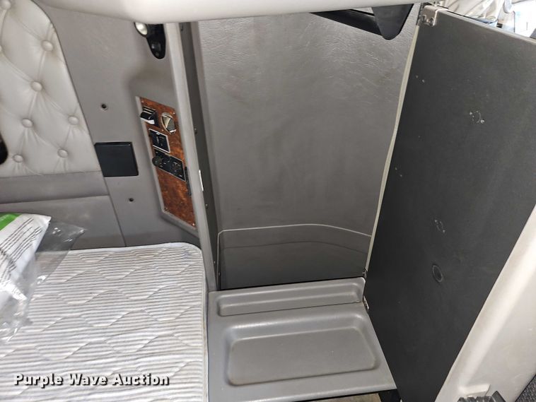 image for item EO4744 2006 Kenworth T600 semi truck