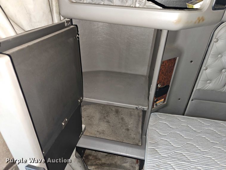 image for item EO4744 2006 Kenworth T600 semi truck