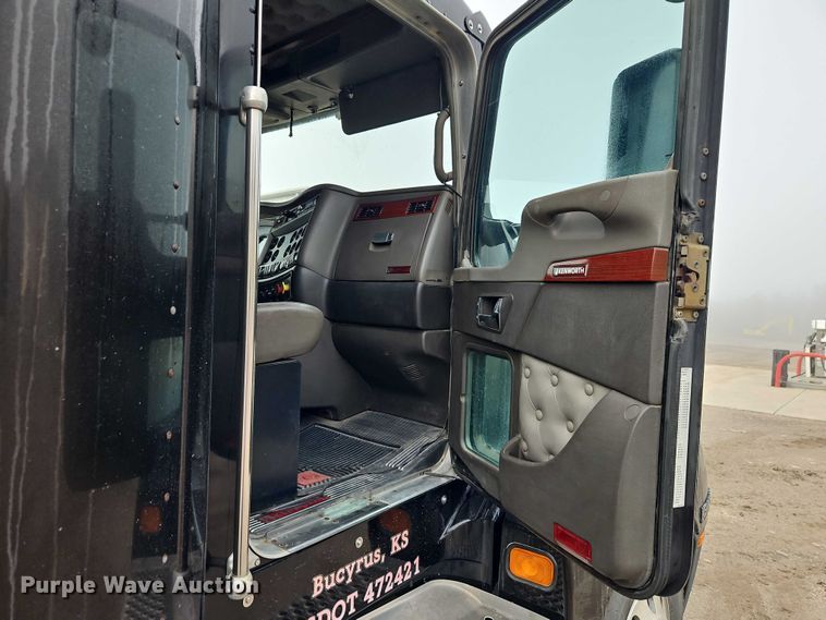 image for item EO4744 2006 Kenworth T600 semi truck