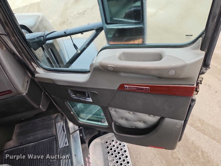 image for item EO4744 2006 Kenworth T600 semi truck