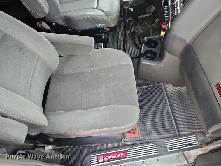 image for item EO4744 2006 Kenworth T600 semi truck