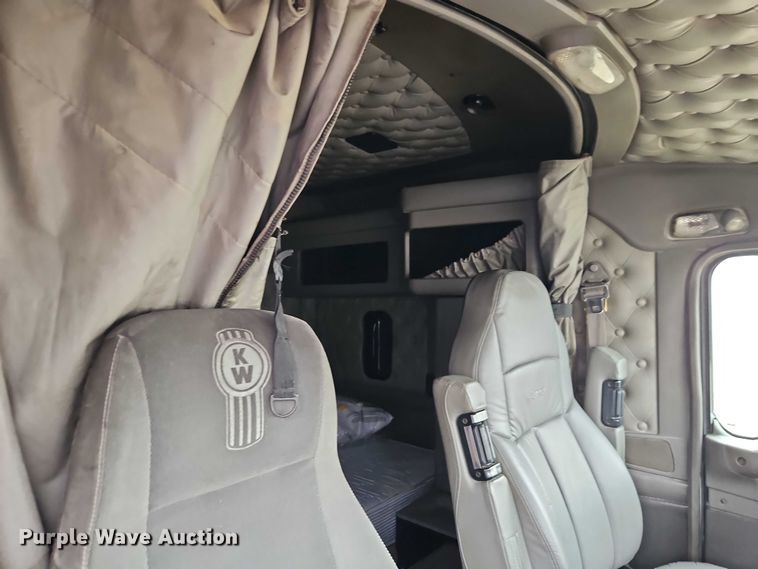 image for item EO4744 2006 Kenworth T600 semi truck