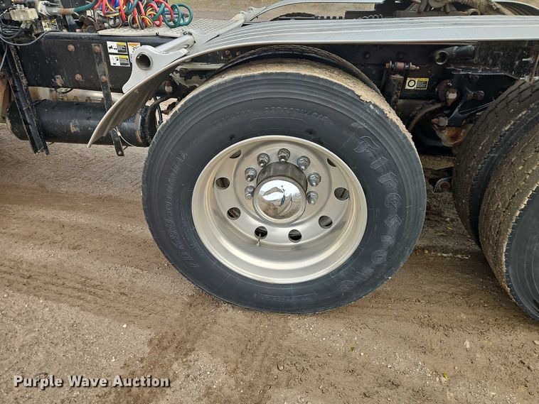 image for item EO4744 2006 Kenworth T600 semi truck