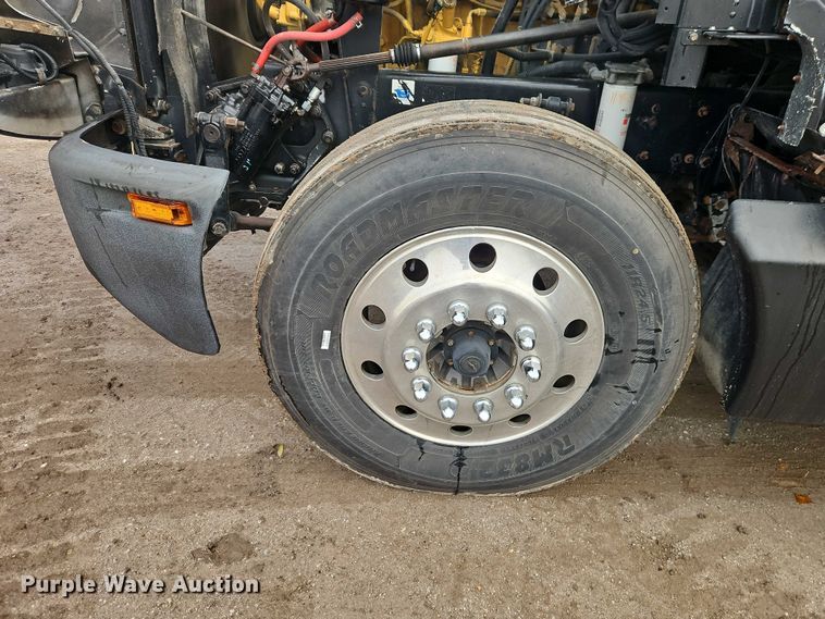 image for item EO4744 2006 Kenworth T600 semi truck