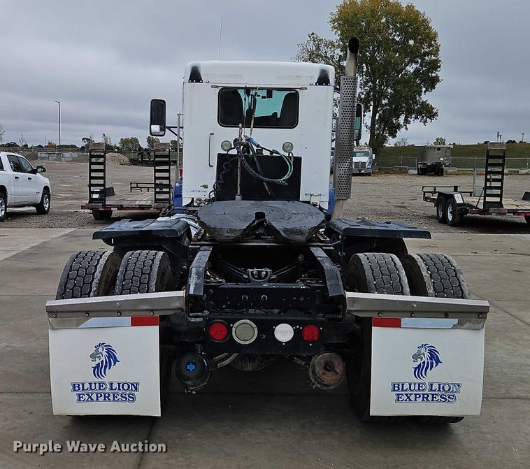 image for item EO4754 2011 Kenworth T800 semi truck