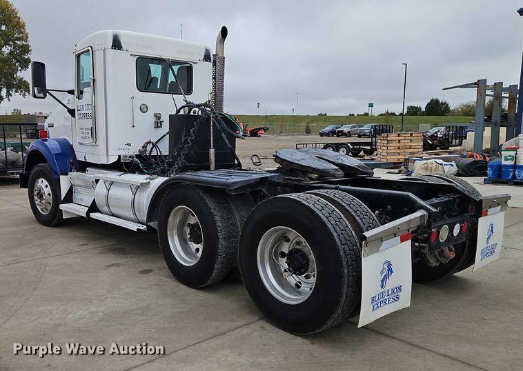 image for item EO4754 2011 Kenworth T800 semi truck