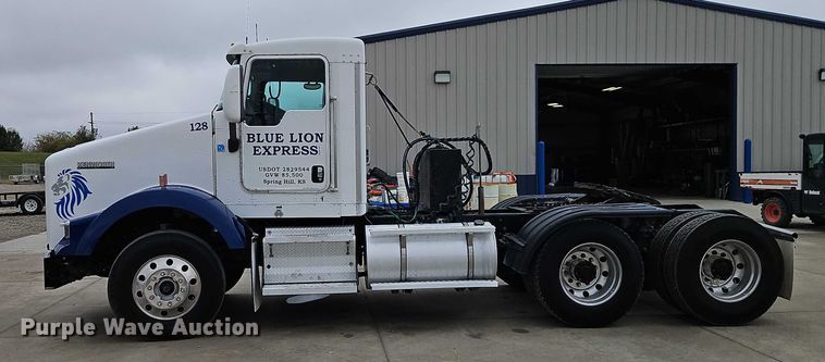 image for item EO4754 2011 Kenworth T800 semi truck