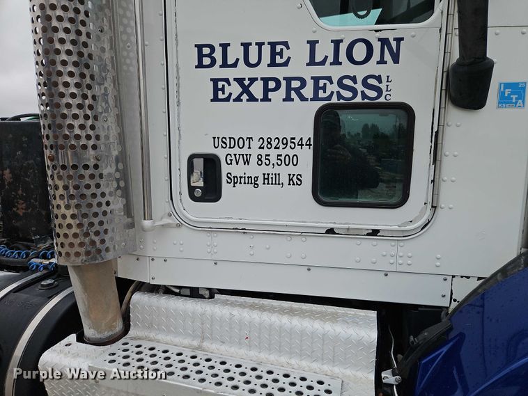 image for item EO4754 2011 Kenworth T800 semi truck