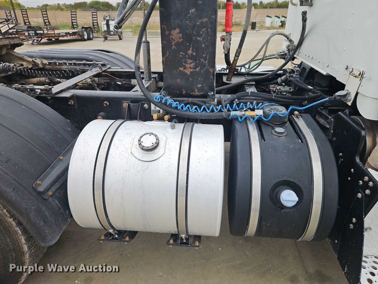 image for item EO4754 2011 Kenworth T800 semi truck