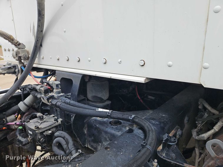 image for item EO4754 2011 Kenworth T800 semi truck