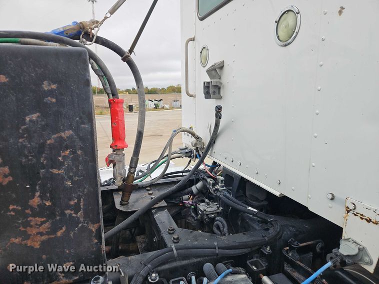 image for item EO4754 2011 Kenworth T800 semi truck