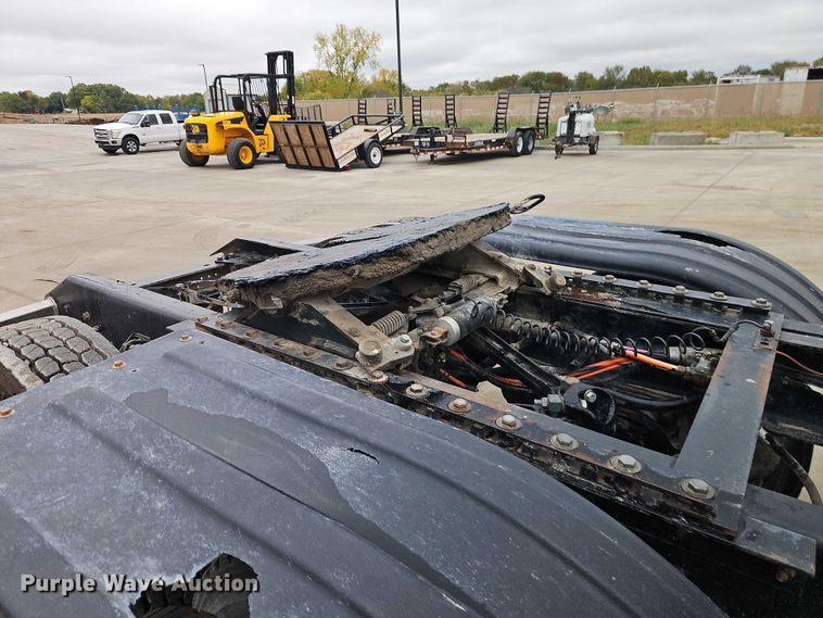 image for item EO4754 2011 Kenworth T800 semi truck