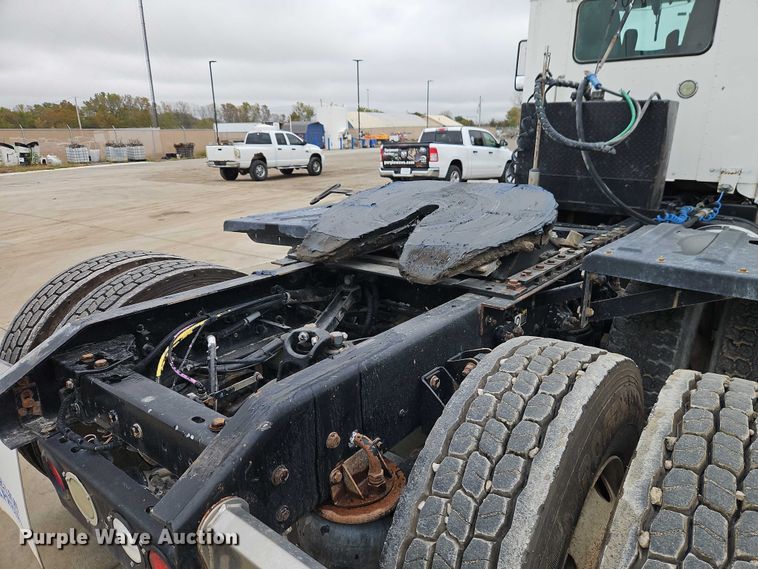 image for item EO4754 2011 Kenworth T800 semi truck