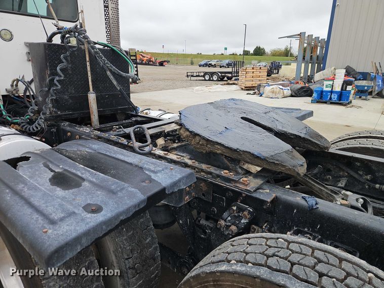 image for item EO4754 2011 Kenworth T800 semi truck